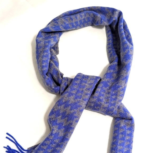 Bloomingdales Blue and Gray Houndstooth 100% Cashmere Scarf - Picture 2 of 14